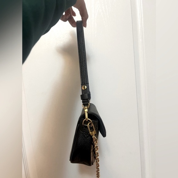 LOUIS VUITTON LVY WALLET ON CHAIN BAG - Picture 9 of 11